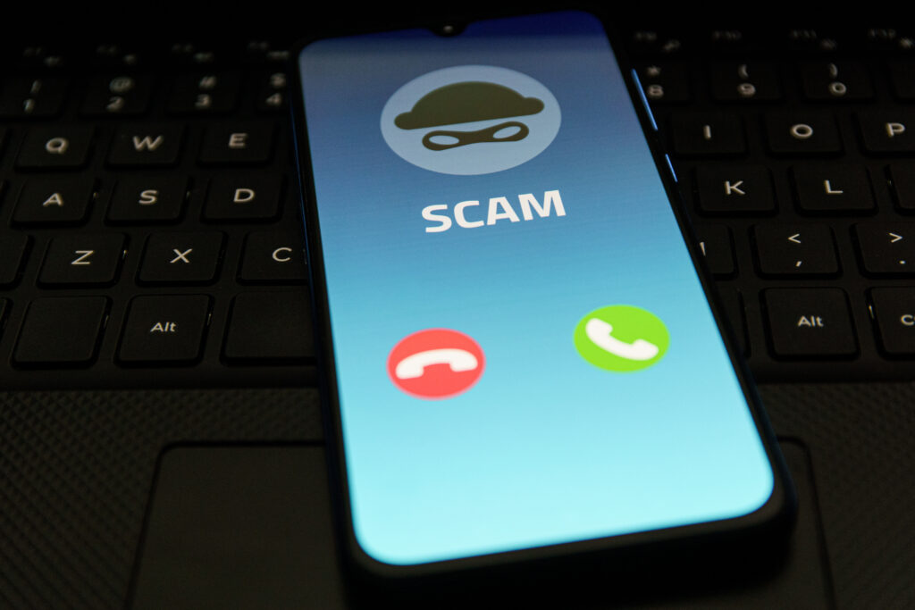 Der Enkeltrick ist im digitalen Zeitalter angekommen – per WhatsApp, Telegram und Signal. Schutzmaßnahmen und rechtliche Hilfe für Betroffene.